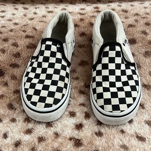 Size 12 kids black and white vans. Good condition.